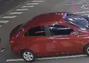 Vídeo: veja como bandid0 usa “chapolin” para abrir carro e levar bolsa com R$ 900 em Manaus