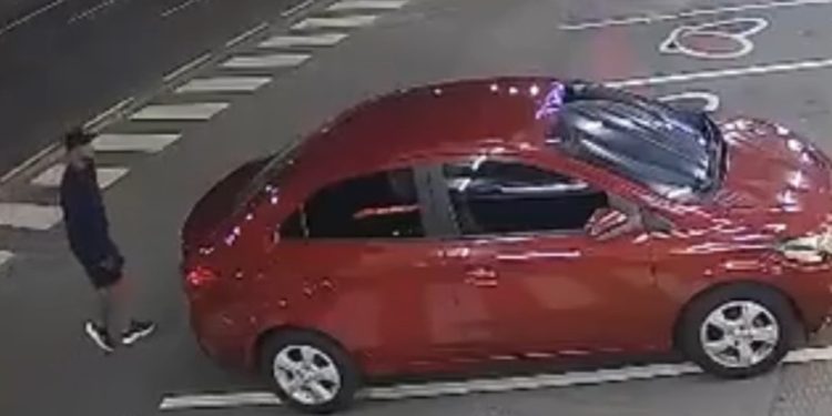Vídeo: veja como bandid0 usa “chapolin” para abrir carro e levar bolsa com R$ 900 em Manaus