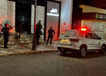 Homem é bal3ad0 e e$pancad0 no Centro de Manaus após ser alvo do ‘Tr1bunal do Cr1me’