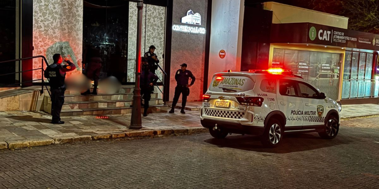 Homem é bal3ad0 e e$pancad0 no Centro de Manaus após ser alvo do ‘Tr1bunal do Cr1me’