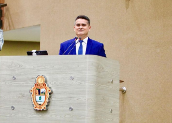 David Almeida quer fazer servidores trabalharem mais para se aposentar e recebe críticas: ‘Atitude indecente’