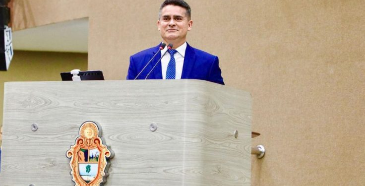 David Almeida quer fazer servidores trabalharem mais para se aposentar e recebe críticas: ‘Atitude indecente’