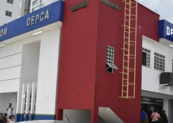 Mulher de 44 anos é presa em Manaus por t0rtura dos enteados de 2, 5 e 8 anos