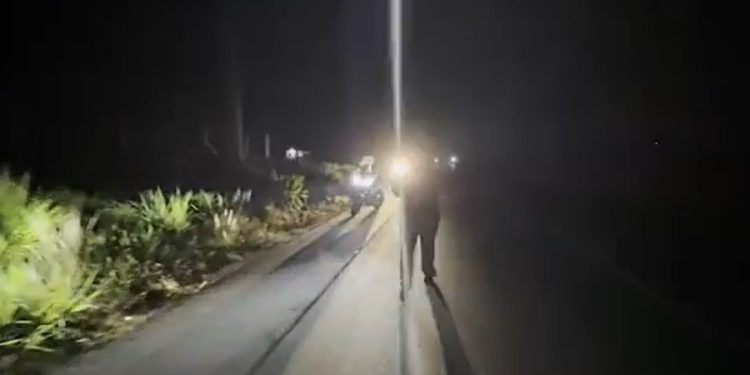 Homem diz ser ‘enviado pelo diabo’ após ser encontrado deitado e com sangu3 no meio da AM-010