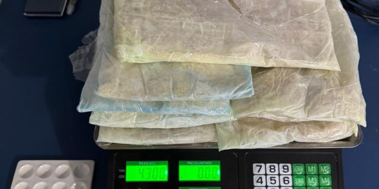No AM, mulher é pr3sa em aeroporto com 4,3 kg de cocaína segurando filho de 1 mês no colo