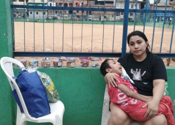Mãe vende bombons em Manaus para comprar cadeira de rodas após ser vítima de falsa médica