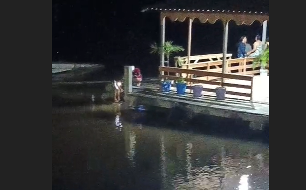 Vídeo: No flutuante do ‘Bigodinho’, em Iranduba, cr1ança de 4 anos escorrega e desaparece
