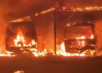 Vídeos: Município do Amazonas vive n0ite de v1olência e incêndio após visita ministerial