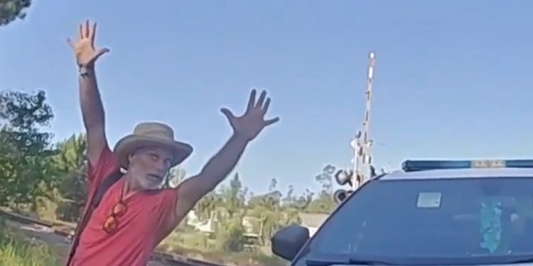 Vídeo: câmera de policial grava momento em que suspeito é mort0 durante abordagem