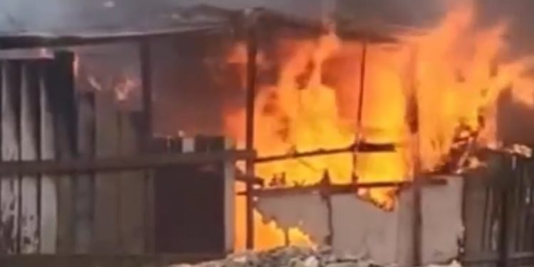 Vídeo: casa de idosa cadeirante é totalmente destruída por incêndio em Manaus