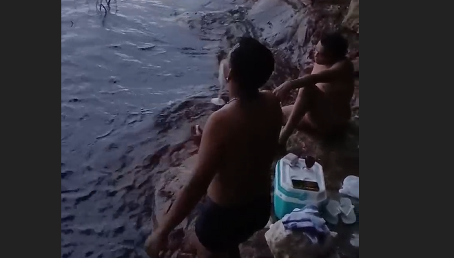 Vídeo: P*t@ria normalizada com uso de álcool na Ponta Negra gera polêmica em Manaus