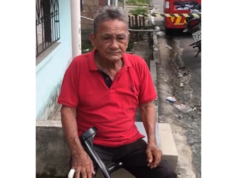 Vídeo: Cr1m1nosos inc3ndeiam casas em r3taliação a br1ga com filho de id0s0 que se desesp3ra em Manaus