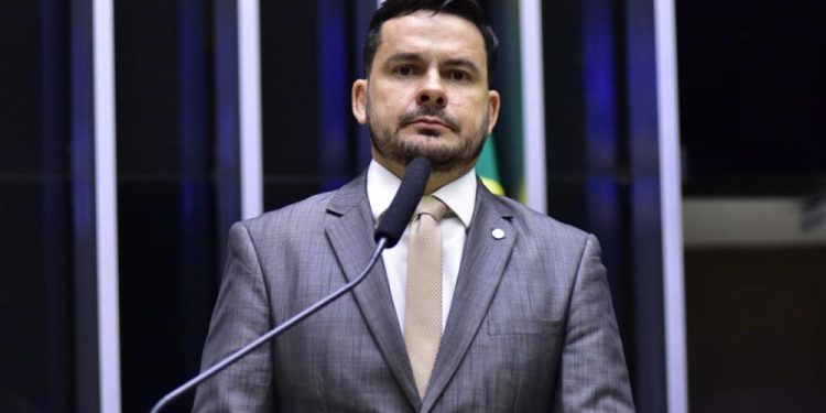 Alberto Neto aparece forte para Governo e Senado em nova pesquisa no Amazonas