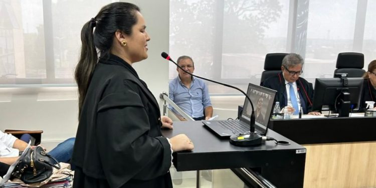 Trajetória de egressa da UEA: advogada com deficiência visual defende sustentação oral e conquista reforma de sentença