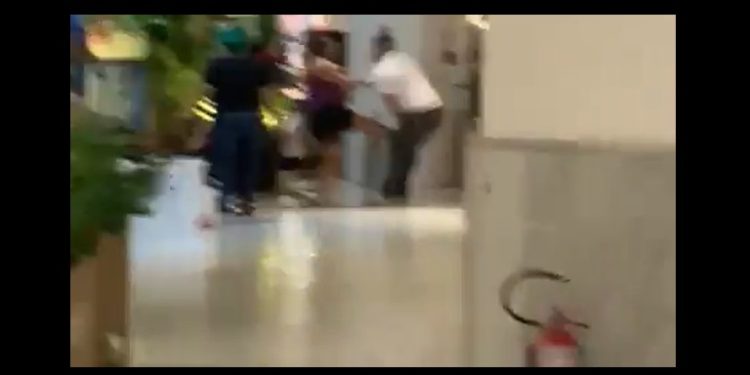 “Marido enviado por Deus” leva p0rrada da esposa c0rneada no shopping: ‘não sou idiota’
