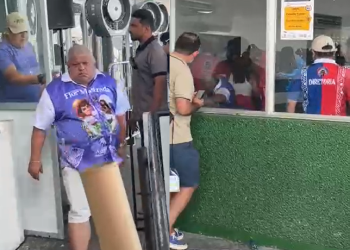 Sem aceitar derr0ta, presidente da Flor Matizada qu3bra troféu após resultado do Festival de Cirandas de Manacapuru