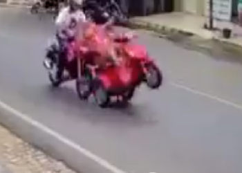 Vídeo: Pilotando moto, mulher resolve parar no meio da via para dar uma ‘coçadinha’ e acaba atr0pelada