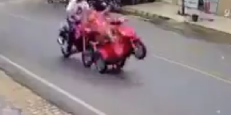 Vídeo: Pilotando moto, mulher resolve parar no meio da via para dar uma ‘coçadinha’ e acaba atr0pelada