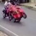 Vídeo: Pilotando moto, mulher resolve parar no meio da via para dar uma ‘coçadinha’ e acaba atr0pelada