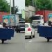 Vídeo: homem sem noção leva sofá na moto na ZL: ‘Manaus não é para amadores’