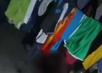 Vídeo: Vulgo ‘Comilão’ é pego de jeito e m0rr3 e$pancad0 dentro de casa em Maués