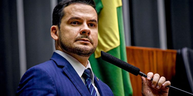 Capitão Alberto Neto pede apuração de abusos em operação da PF no sul do Amazonas