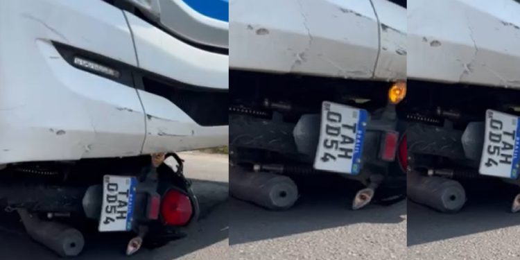 Vídeo: motoqueiro vai parar embaixo de ônibus no meio da rua em Manaus