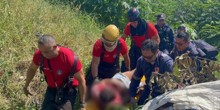 Vídeo: homem suspeito de r0ubo s0fre espancment0 coletivo e acaba no igarapé em Manaus