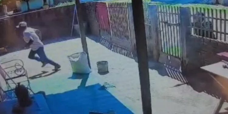Vídeo: homem vai atender chamado no portão de casa e acaba assassinad0 