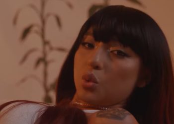 Vídeo: Ruivinha de Marte lança clipe sensualizand0 no sofá e coloca corp0 pra jogo