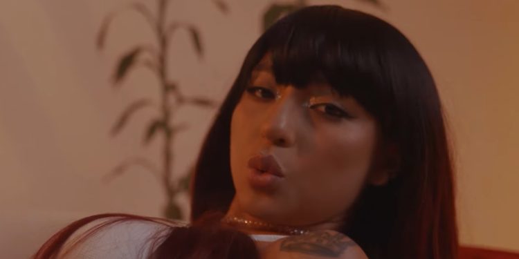 Vídeo: Ruivinha de Marte lança clipe sensualizand0 no sofá e coloca corp0 pra jogo