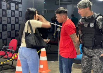 Entregador de app pr3s0 com dr0ga leva tapã0 da namorada ao chegar na delegacia em Manaus