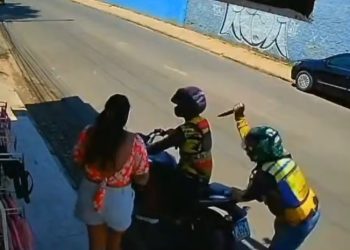 Vídeo mostra mototaxista levando facad@ nas costas no Amazonas