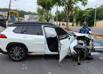 Vídeo: carro derruba poste e fica atravessado na Avenida do Turismo