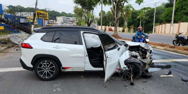Vídeo: carro derruba poste e fica atravessado na Avenida do Turismo