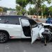 Vídeo: carro derruba poste e fica atravessado na Avenida do Turismo