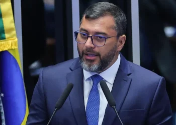 Governador sanciona lei e mulheres poderão comprar arm@ de ch0que para se defender em Manaus