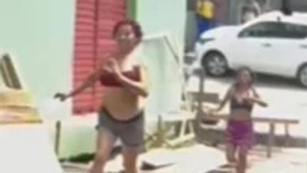 Vídeo mostra momento que mulher é esf4que4d4 nas costas durante briga em Tefé