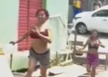 Vídeo mostra momento que mulher é esf4que4d4 nas costas durante briga em Tefé