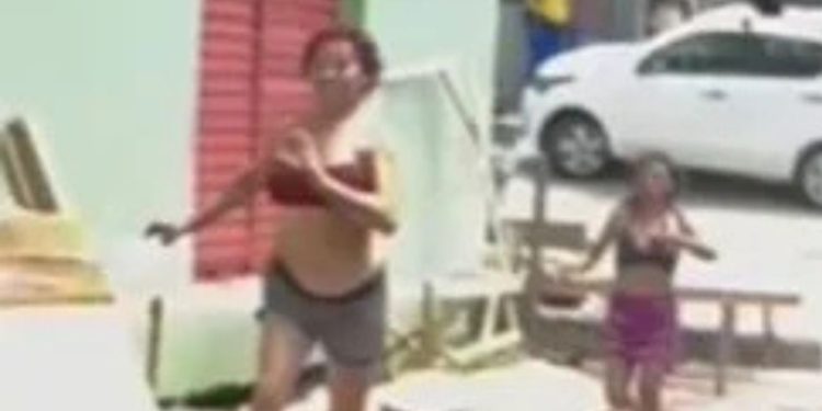 Vídeo mostra momento que mulher é esf4que4d4 nas costas durante briga em Tefé