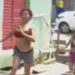 Vídeo mostra momento que mulher é esf4que4d4 nas costas durante briga em Tefé
