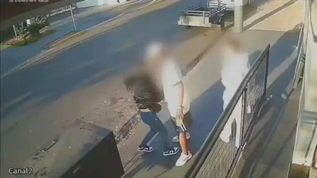 Vídeo: Menina de 12 anos é salva de ser estupr4d4 após motorista perceber situação na rua