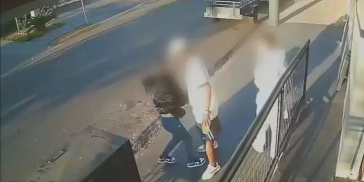 Vídeo: Menina de 12 anos é salva de ser estupr4d4 após motorista perceber situação na rua