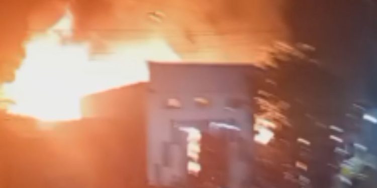 Vídeo: Fogo destrói casas em Manacapuru após explosão de botija de gás