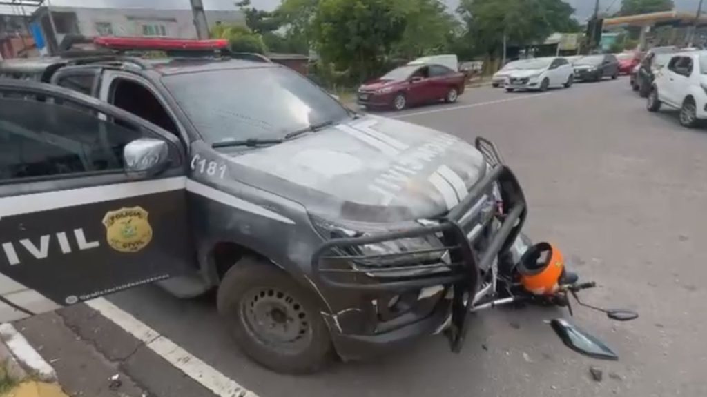 Vídeo: C0lisão entre moto e viatura deixa mototaxista em estado gr4ve na Avenida Brasil