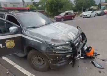 Vídeo: C0lisão entre moto e viatura deixa mototaxista em estado gr4ve na Avenida Brasil