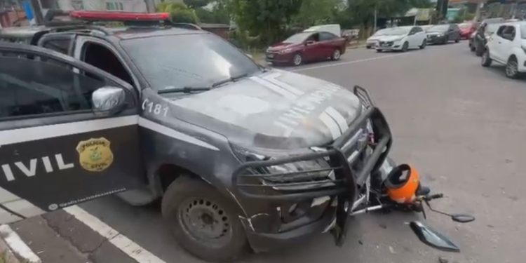 Vídeo: C0lisão entre moto e viatura deixa mototaxista em estado gr4ve na Avenida Brasil
