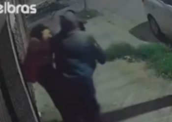 Câmera mostra estudante de 17 anos quase sendo sequestr4d4 por 3 homens: 'Por favor, para'