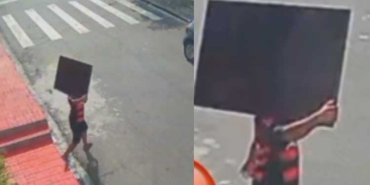 Vídeo: Homem com camisa do Flamengo foge com TV no ombro após arrombar casa no Alvorada