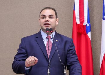 Presidente Roberto Cidade destaca papel da juventude na construção da democracia, durante posse do Parlamento Jovem 2025